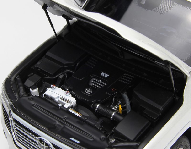 مجسم تويوتا لاند كروزر LC300 المعدني مع الإضاءة والمؤثرات الصوتية