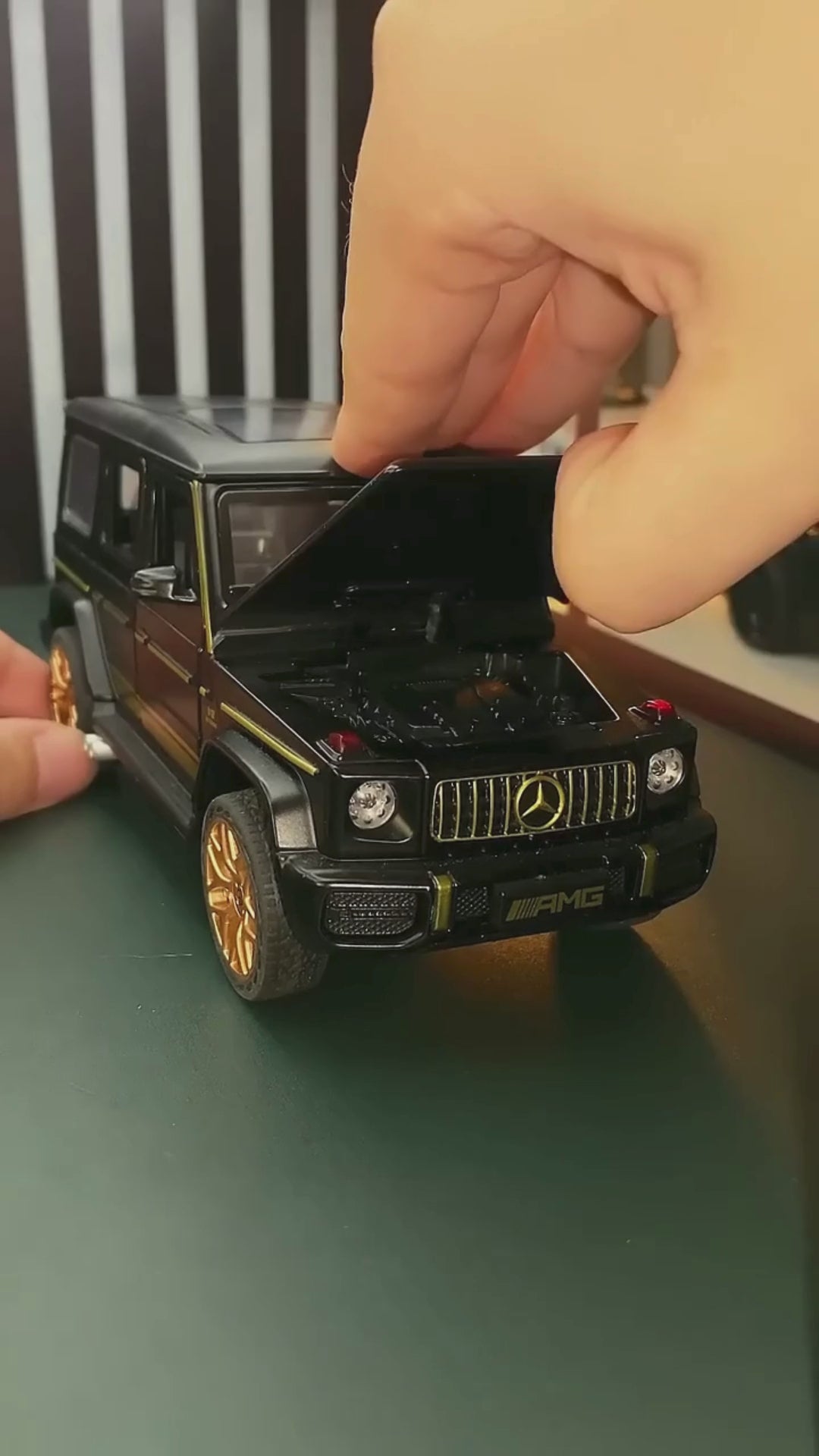 مجسم مرسيدس بنز G63 AMG جي واجن الفاخر مع الإضاءة والمؤثرات الصوتية